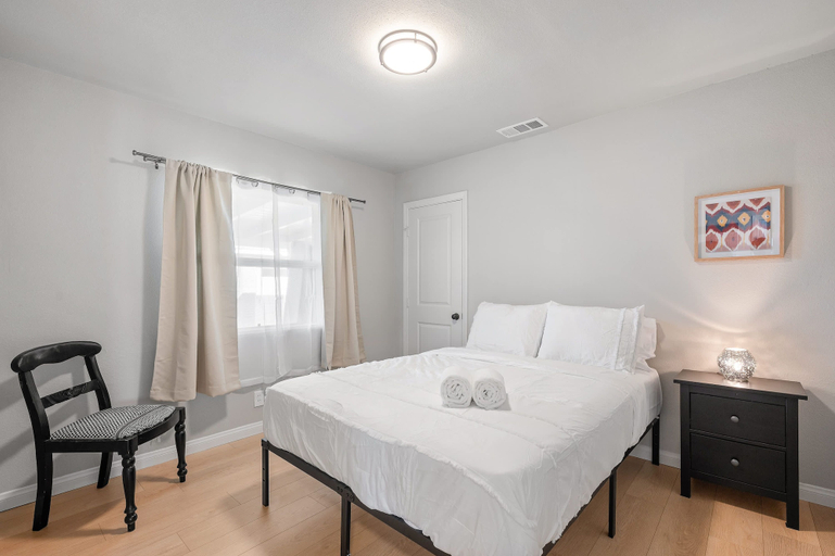 Room 5, Luxury Modern Retreat w Spacious Yard Premium Comfort, Los Angeles