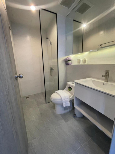Bathroom 3, Jomtien Beach Apartments, Pattaya