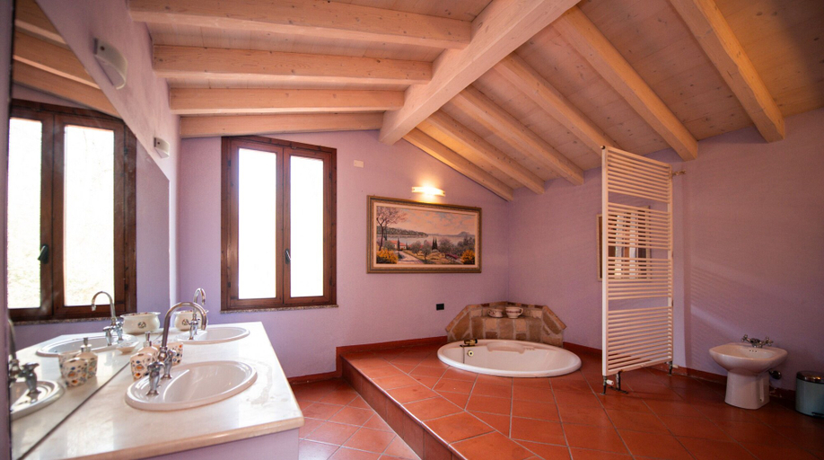 Bathroom 3, Villa Catharina, Brescia