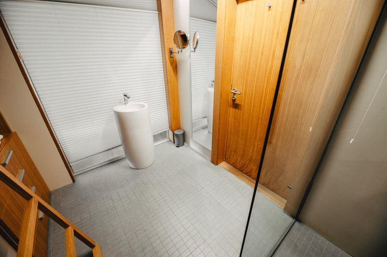 Bathroom 10
