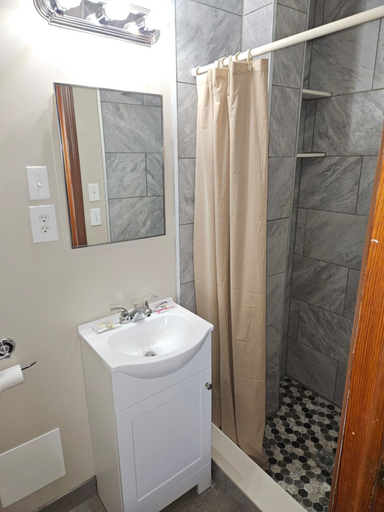 Bathroom 1, Lewiston Hotel Bar & Grill, Montmorency