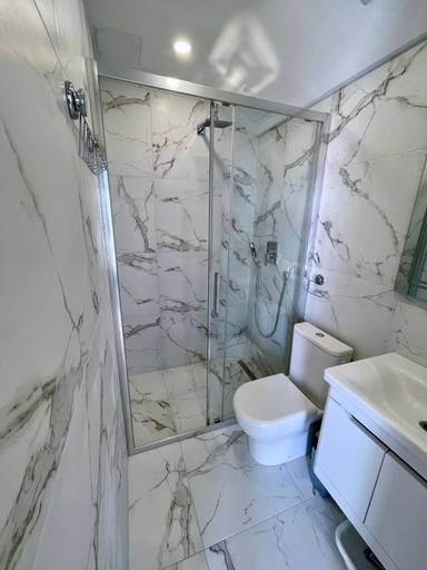Shower 2, Ancora Hotel