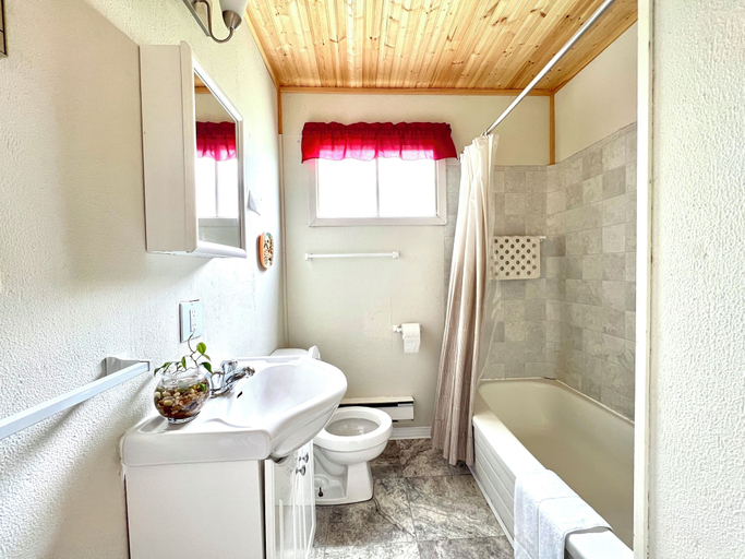 Bathroom 4, Jake & Jo's Cottages, Queens
