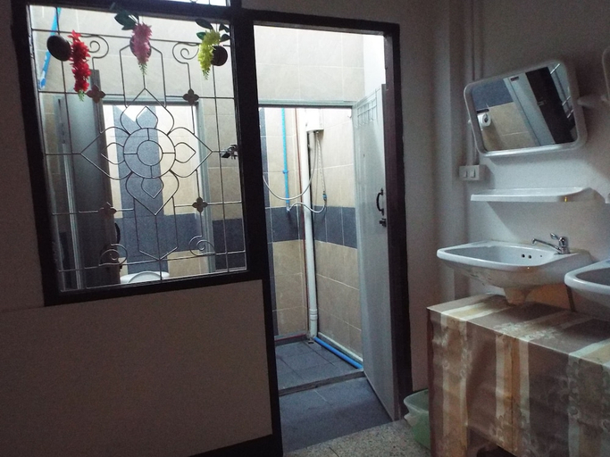 Bathroom 3, Hostel 24, Phra Khanong
