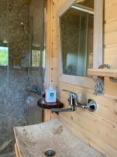 Bathroom 2, Domek na drzewie w Dolinie Uradu, Słubice