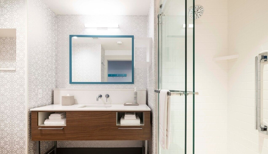 Bathroom 4, Hampton Inn & Suites Maui North Shore, Maui
