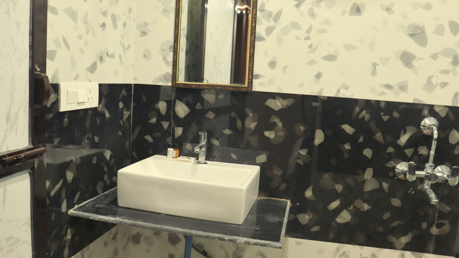 Bathroom 4, GANGA RIVERFRONT ROOMS AND BANQUET, Kaushambi