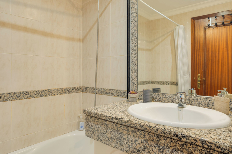 Bathroom 2, Steven Apartment by HRM, Santa Cruz