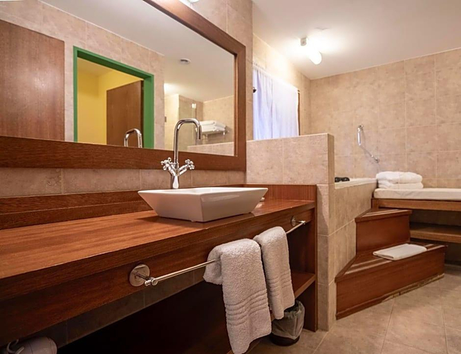 Bathroom 3, Los Cerros del Chalten Boutique Hotel, Lago Argentino