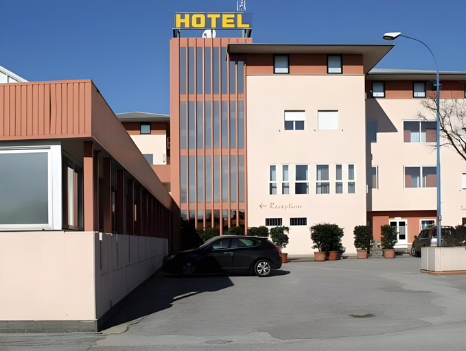 Others 4, Hotel Willy, Udine