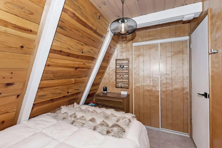 Others 5, Acute A-frame Cabin w WiFi, San Bernardino