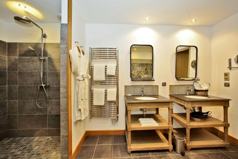 Bathroom, Hôtel - Restaurant Les Glycines, Dordogne