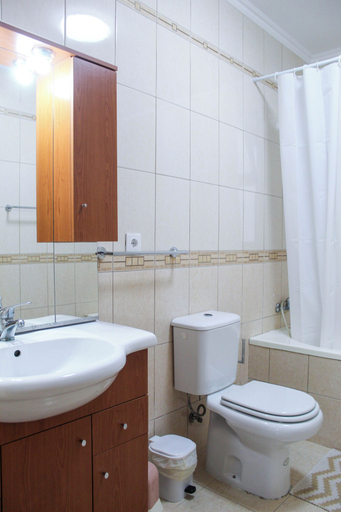 Bathroom 3, Waterfall House, Povoação