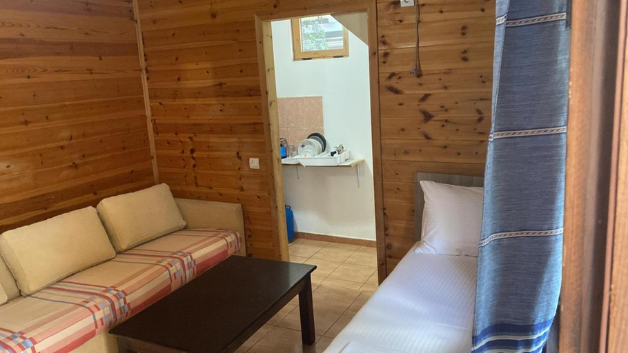Others 4, Bujtina e Zefit, Lezhës