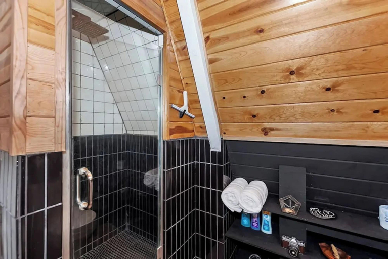 Others 3, Acute A-frame Cabin w WiFi, San Bernardino
