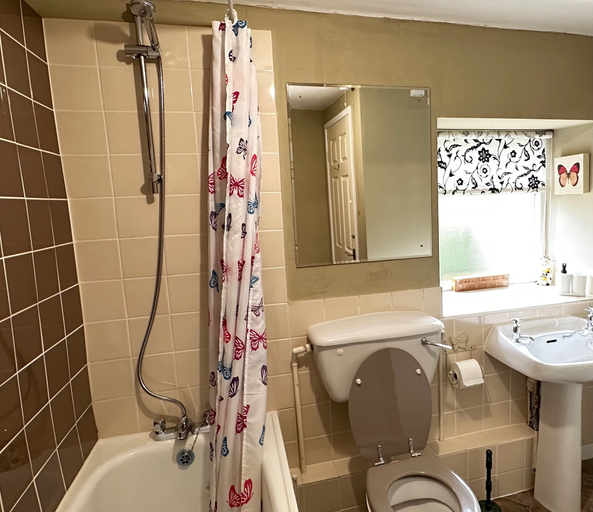 Bathroom 5, Llanidloes - Sleeps 7 - Parking - Pet Friendly, Powys