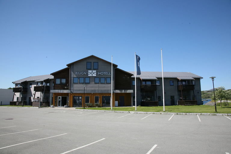 Exterior & Views