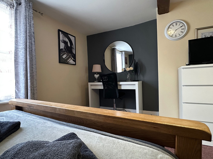 Room 2, Llanidloes - Sleeps 7 - Parking - Pet Friendly, Powys