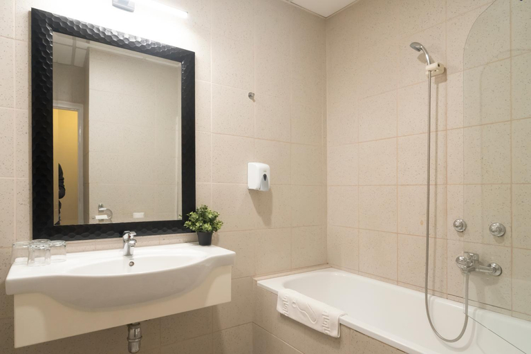 Bathroom 2, Korona Hotel, Nyíregyháza
