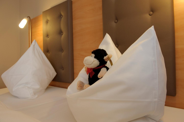 Bedroom, Land-gut-Hotel Hotel Adlerbrau, Weißenburg-Gunzenhausen
