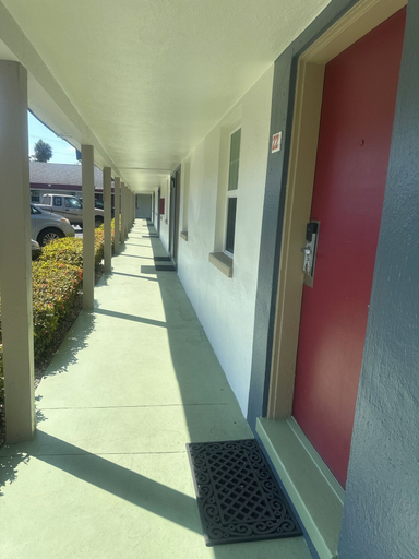 Others 5, Tropical Palm Motel, Lee