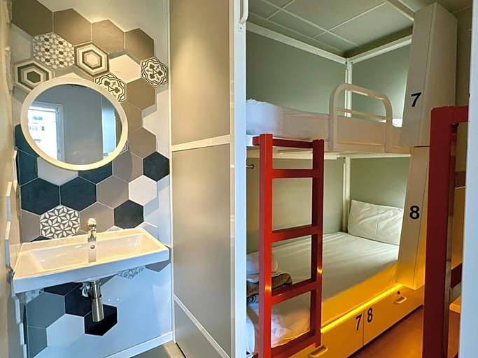 Bathroom 5, Sun & Moon Hostel, Barcelona