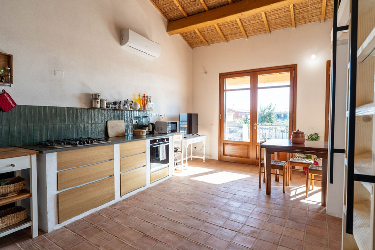 Room 5, Casa Tharros in Nurachi, Oristano