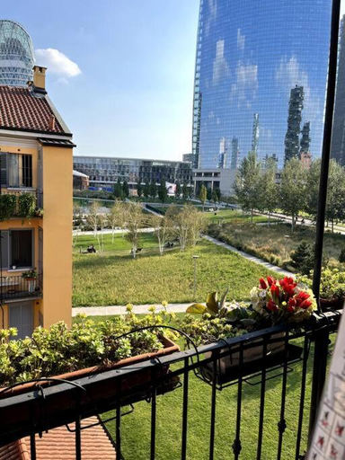 Others 4, Sotto il bosco Verticale house, Milano