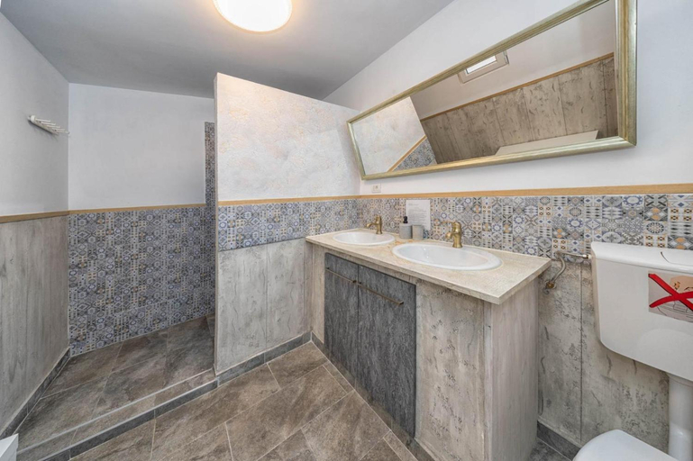 Bathroom 4, Cabana la Flo, Bran