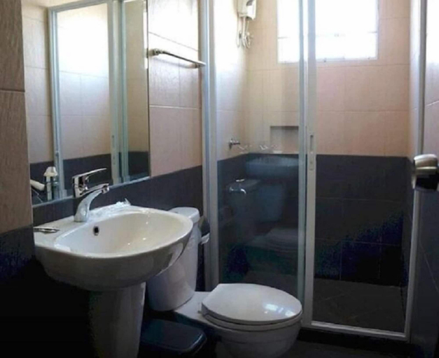 Bathroom 4, Lorenzzo Suites Hotel, Makati City