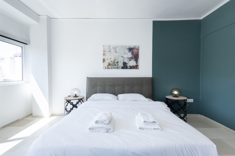 Room 5, Spacious Urban Retreat Central 2-bedroom Haven for 8, Attica