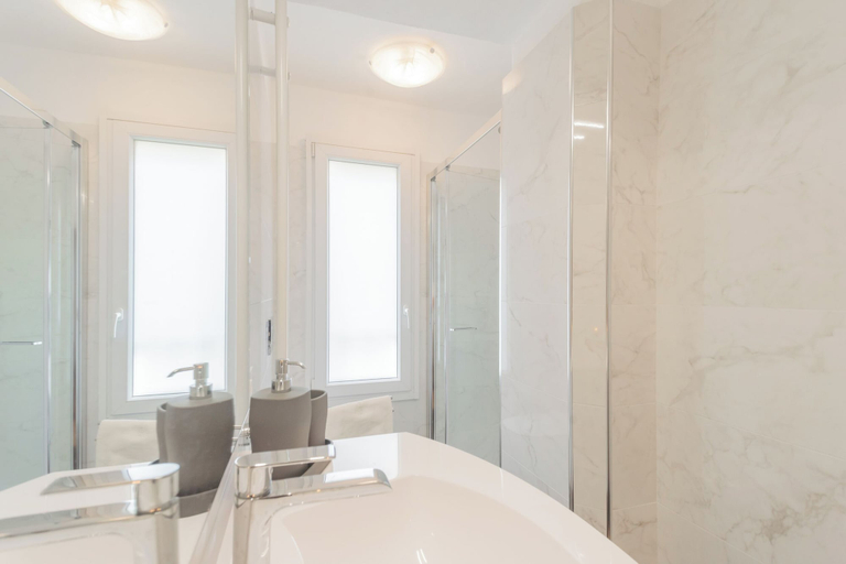 Bathroom 3, Lakeview Apartments by Rent all Como, Como