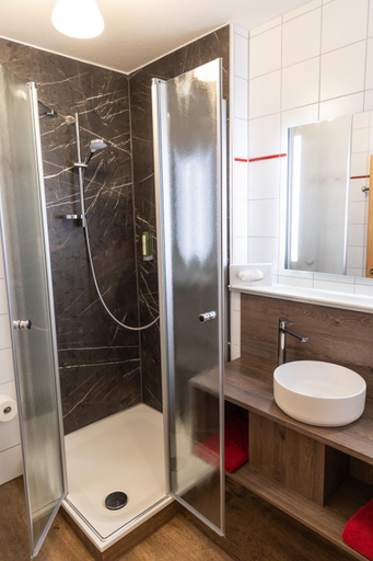 Bathroom 3, Landgasthof & Brauerei Lowen Sasbach, Ortenaukreis
