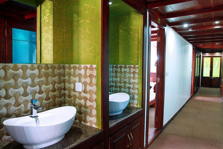 Bathroom 3, Premium Houseboat, Alappuzha