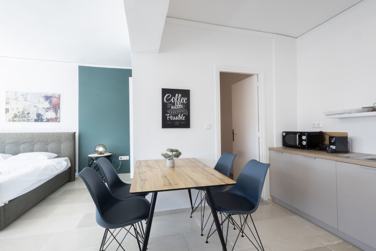 Room 4, Spacious Urban Retreat Central 2-bedroom Haven for 8, Attica