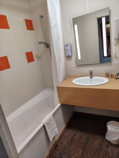 Bathroom 5, Kyriad Laon, Aisne