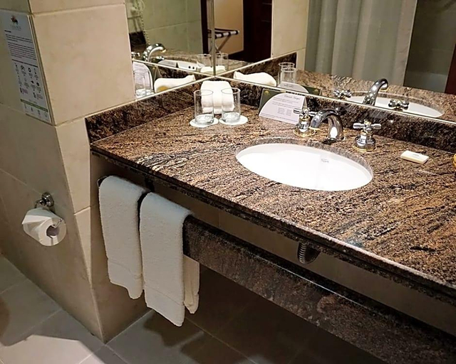 Bathroom 5, Casa Real, Capital