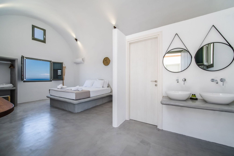 Room 4, Amethyst Luxury Suites - Oia Junior Suite, South Aegean
