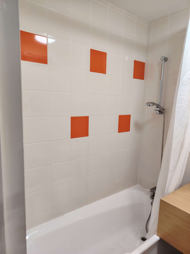 Bathroom 5, Kyriad Laon, Aisne