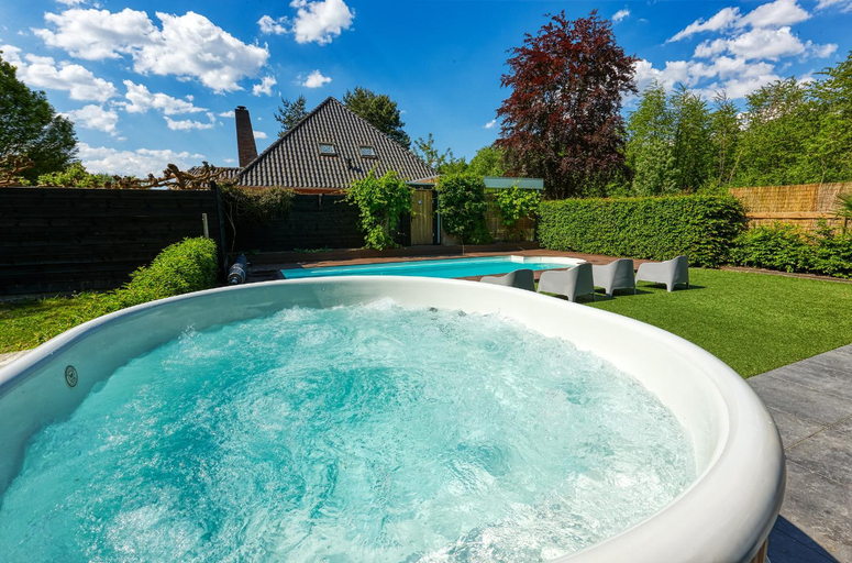 Others 2, Forest Villa with shared pool & Eco Wellness, Zeewolde