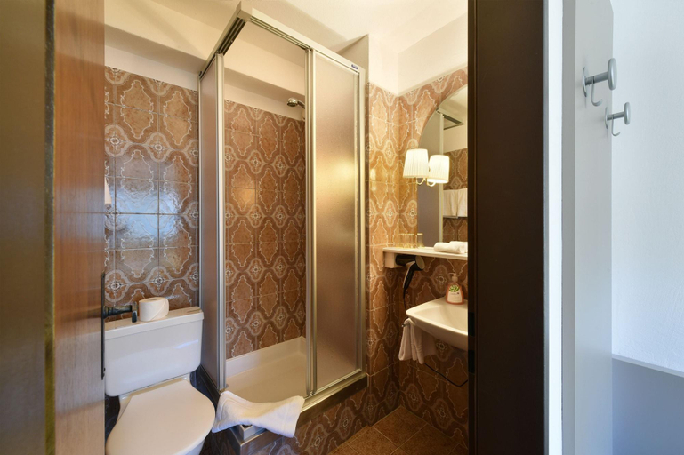 Bathroom 4, Schlosshotel - Self Check-In Hotel am Schlosspark, Brig