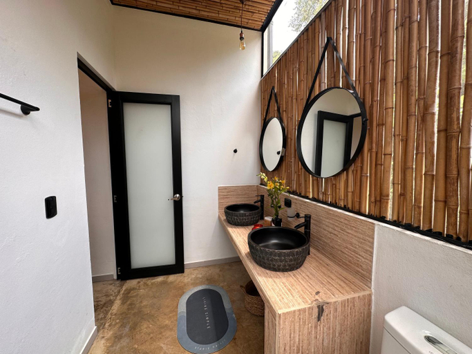 Bathroom 4, Wayma House, Villeta