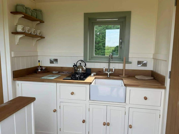 Private kitchen, Luxury Shepherds Hut set in a Countryside Setting, Hampshire