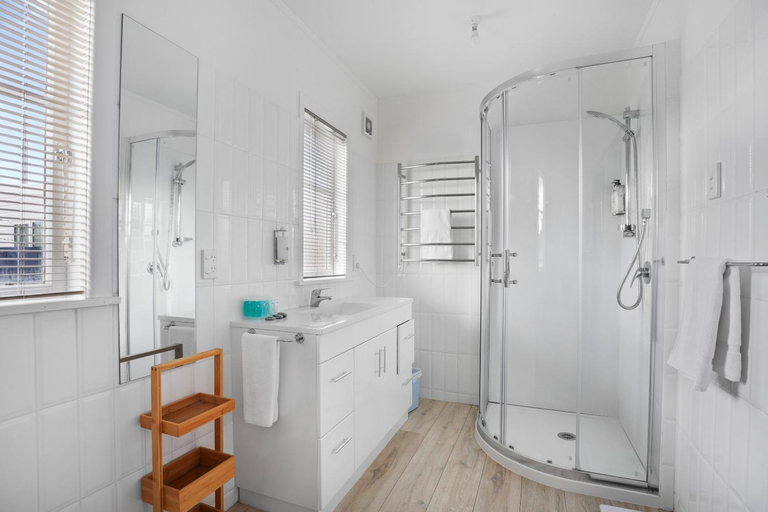 Bathroom 3, Orewa Kiwi Cabins, Rodney