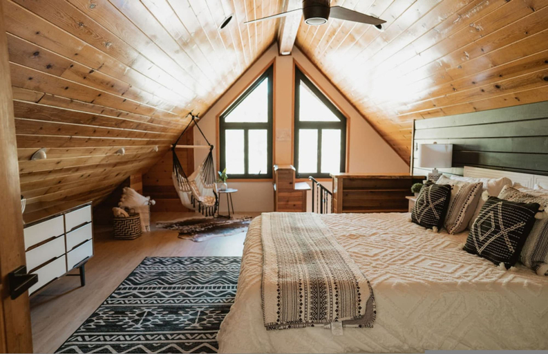 Room 5, Lovers Nest Loft for Time Together Near Yosemite, Mariposa