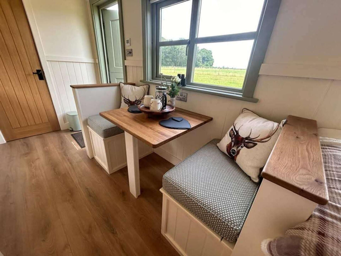 Dining, Luxury Shepherds Hut set in a Countryside Setting, Hampshire