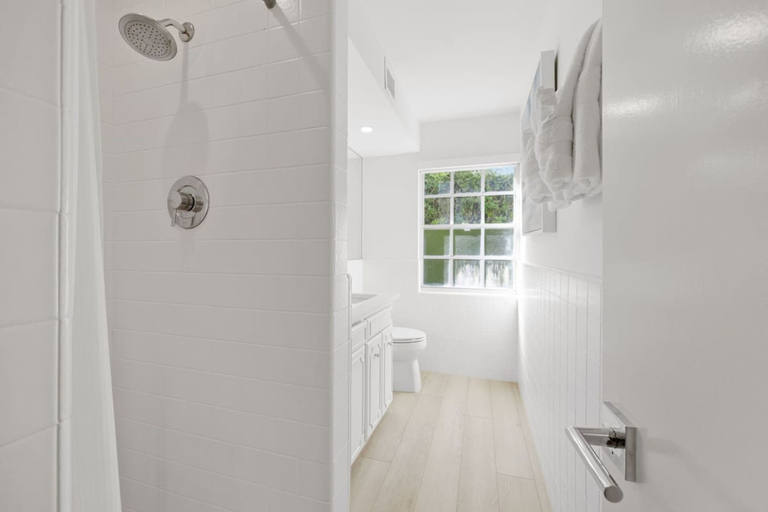 Room 3, Luxury Beach House With a View, Collier