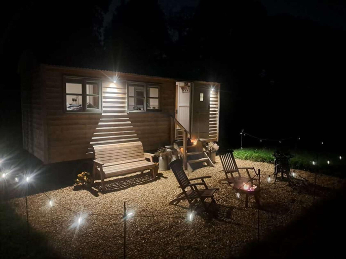 Terrace/patio, Luxury Shepherds Hut set in a Countryside Setting, Hampshire