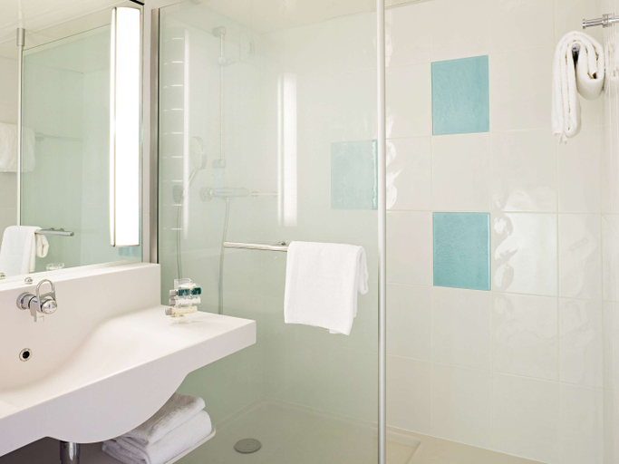 Bathroom 5, Novotel Marne la Vallée Noisy le Grand, Seine-Saint-Denis