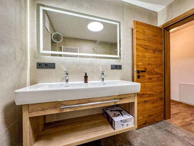 Bathroom 5, Zillertal Center Apartment Villa, Schwaz